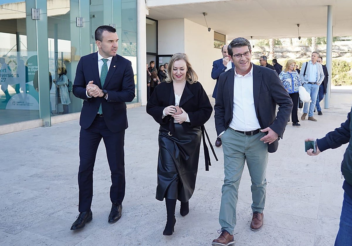 Imagen de archivo del presidente de la Diputación de València, Vicent Mompó; la vicepresidenta primera, Natàlia Enguix; y el líder de Ens Uneix y alcalde de Ontinyent, Jorge Rodríguez