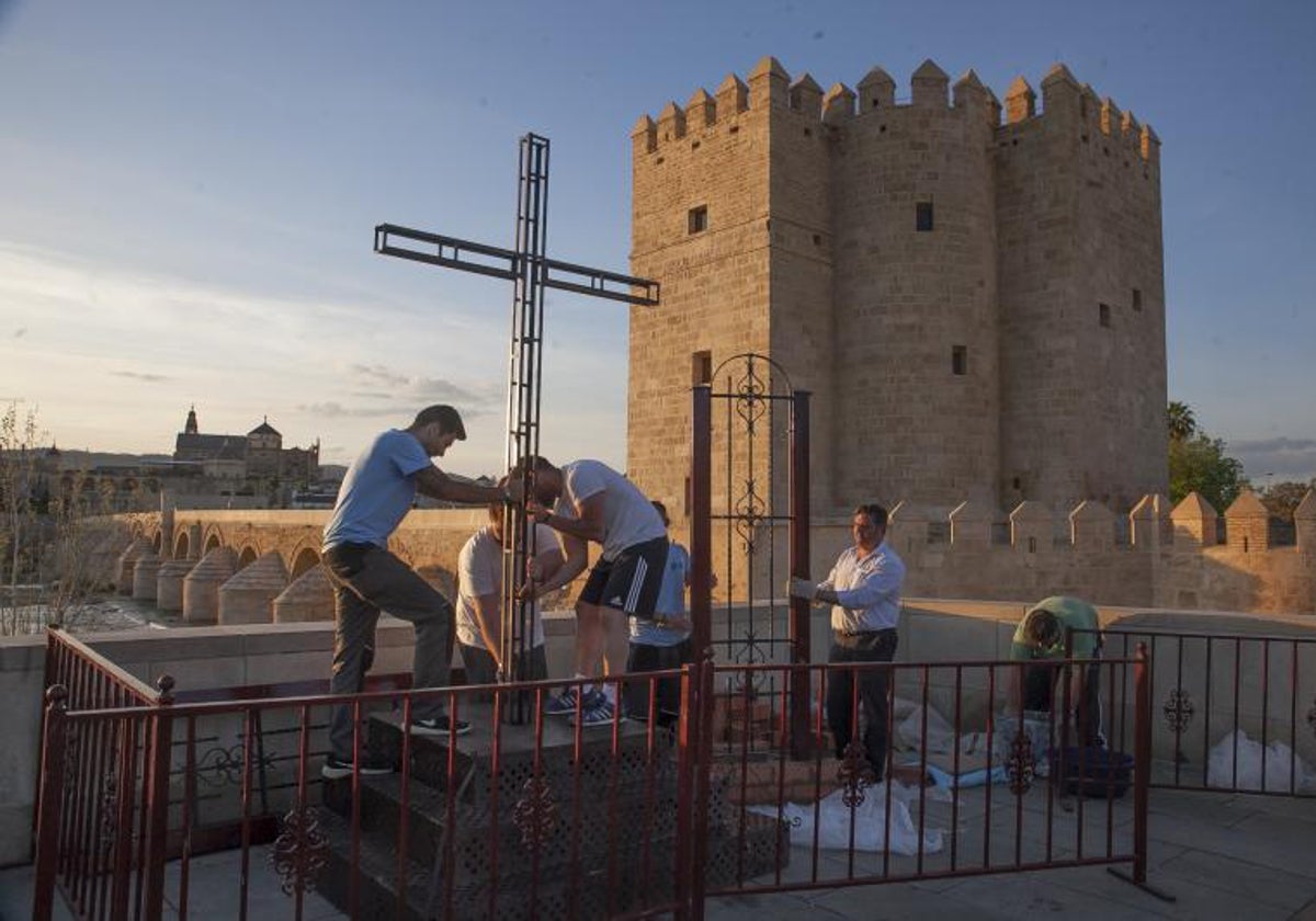 Montaje de las cruces de mayo en una imagen de archivo