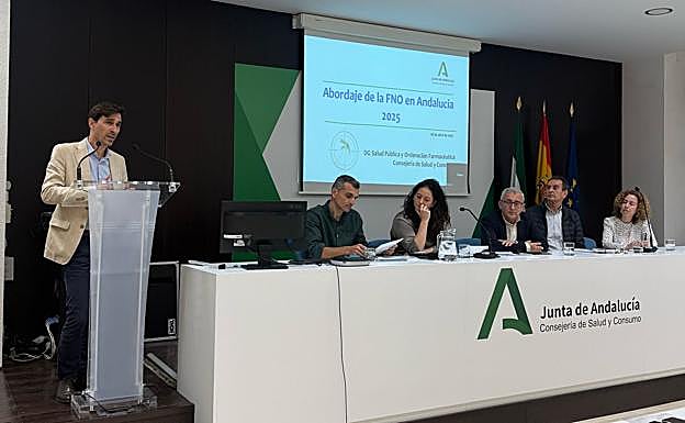 Manuel Fernández, en el atril, junto al resto de ponentes de la sesión formativa