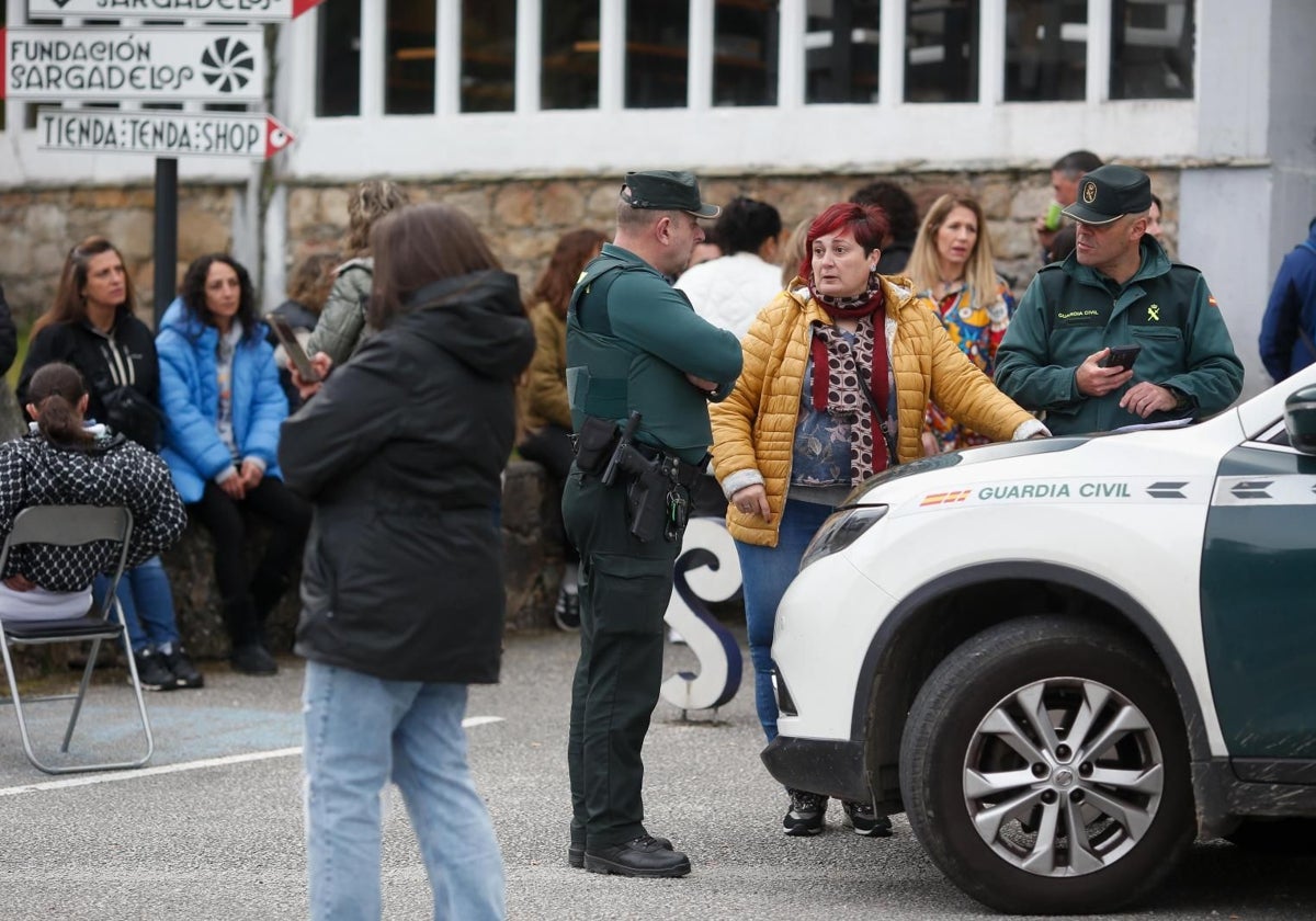 Parte de la plantilla de Sargadelos, el martes, ante la planta de Cervo