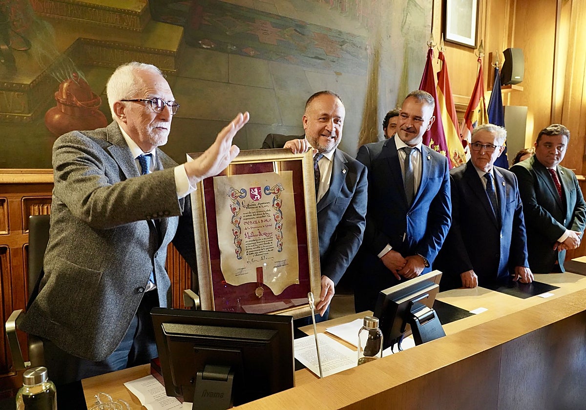 El escritor Luis Mateo Díez recibe la Medalla de Oro de la Provincia de León