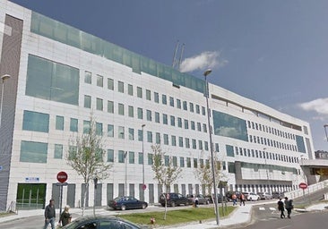 Explota una tubería de agua caliente y causa el derrumbe de un falso techo en el Hospital de Ourense