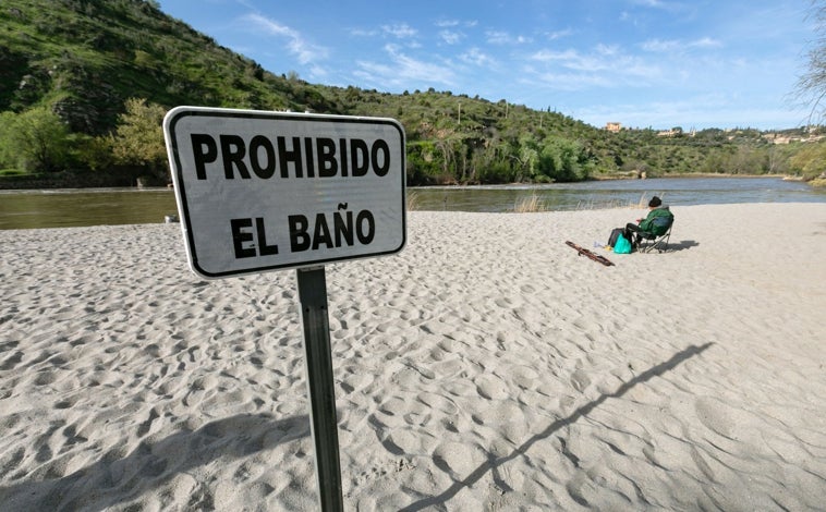 Imagen principal - Toledo conservará su 'nueva playa', con pistas de voley, pero con un «control sanitario»