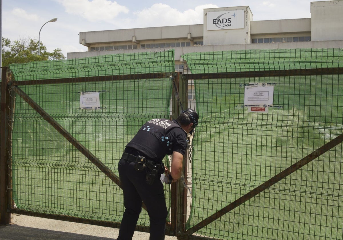 Precinto del centro de acogida de La Cantueña, durante sus obras de reforma, por parte de la Policía local de Fuenlabrada
