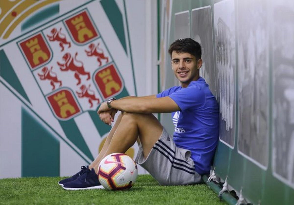 El exjugador del Córdoba Álvaro Aguado en el túnel de vestuarios de El Arcángel