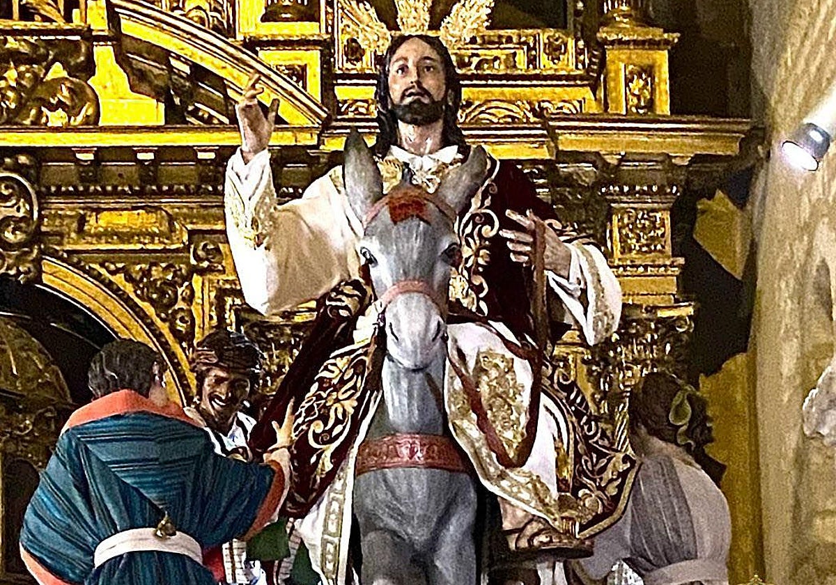 El Señor de la Borriquita, junto a las imágenes que estrenan vestimenta