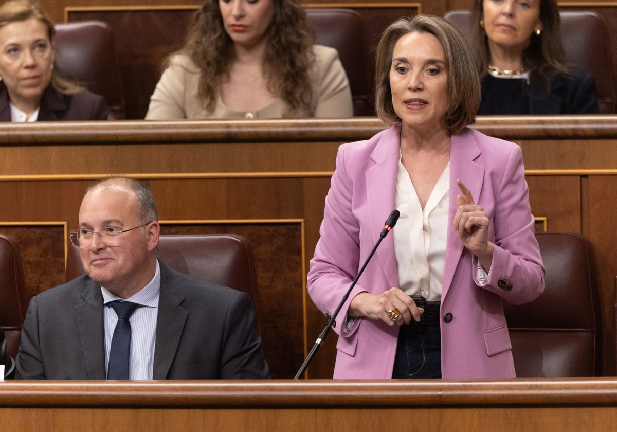 La secretaria general del PP, Cuca Gamarra, en su pregunta a la vicepresidenta primera del Gobierno, María Jesús Montero, en la sesión de control del Congreso