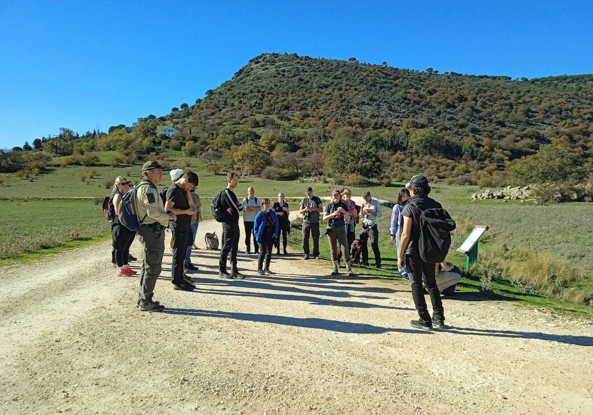 Visitantes durante una de las actividades llevadas a cabo en el Geoparque de las Sierras Subbéticas