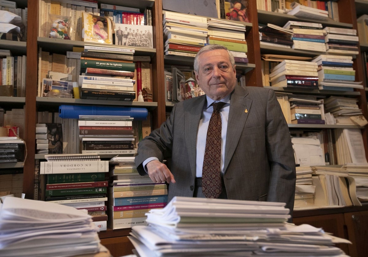 Juan Aranda Doncel, en su casa, rodeado de libros