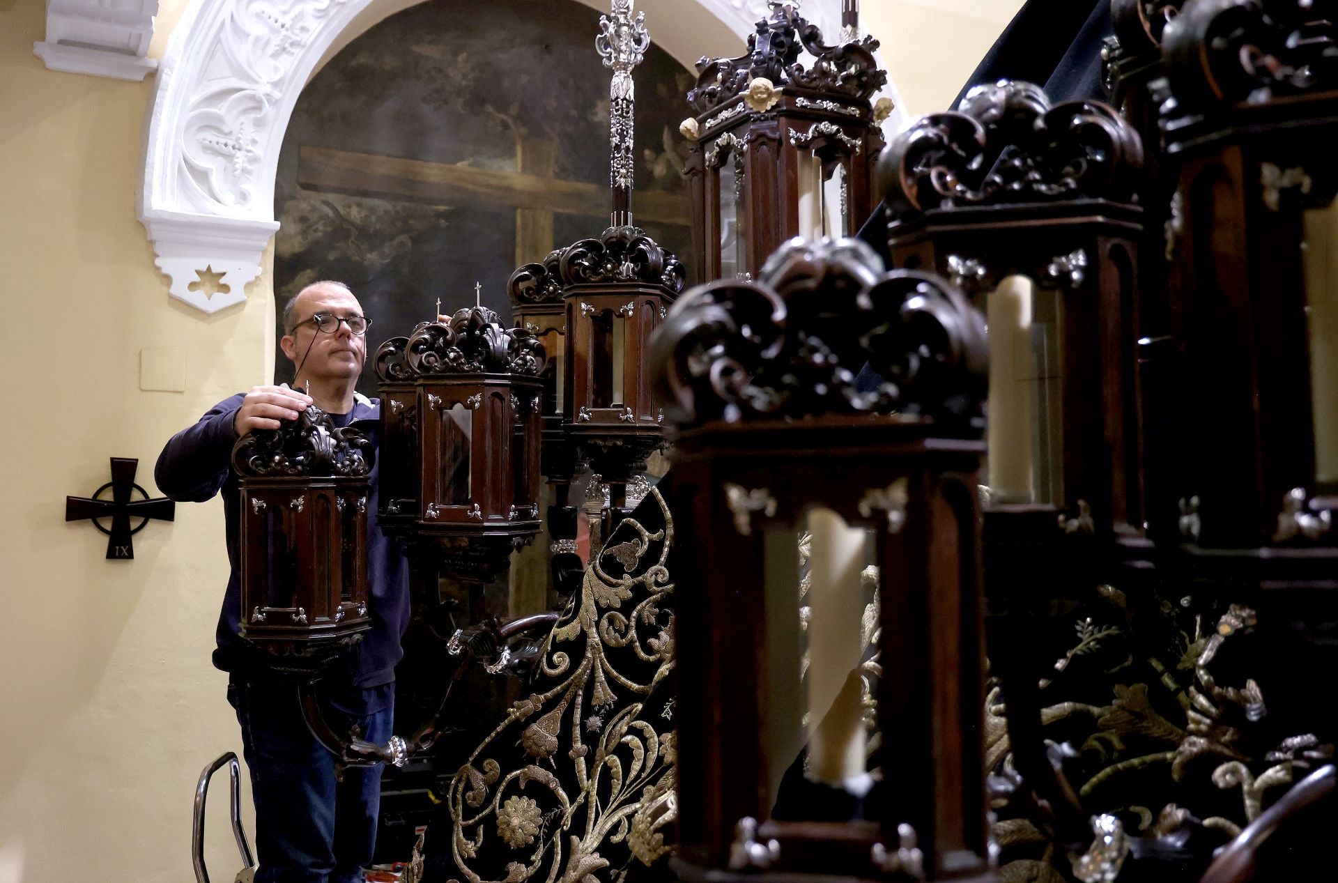 Los nuevos faroles de cola del palio de la Nazarena de Córdoba, en imágenes