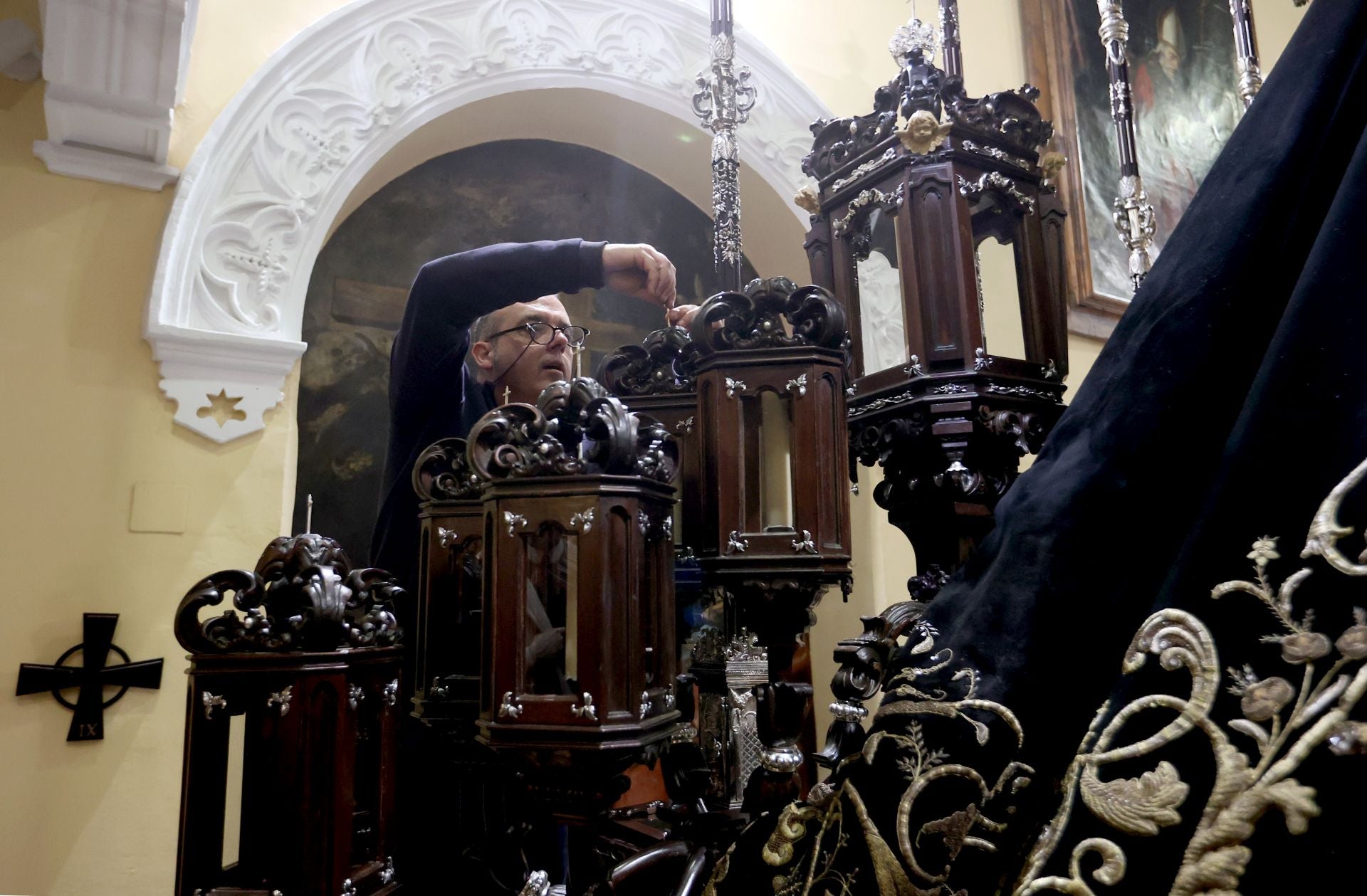 Los nuevos faroles de cola del palio de la Nazarena de Córdoba, en imágenes