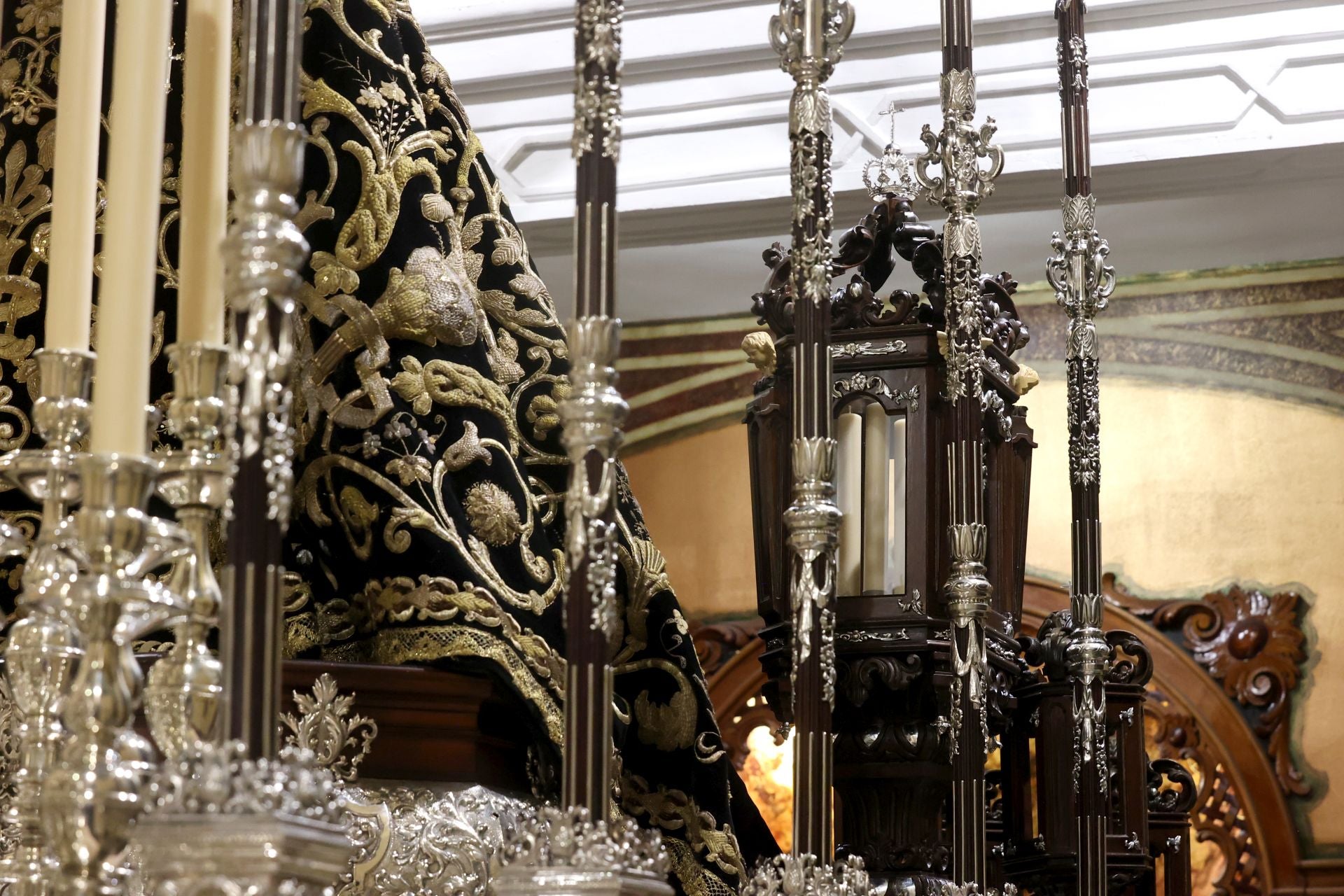 Los nuevos faroles de cola del palio de la Nazarena de Córdoba, en imágenes