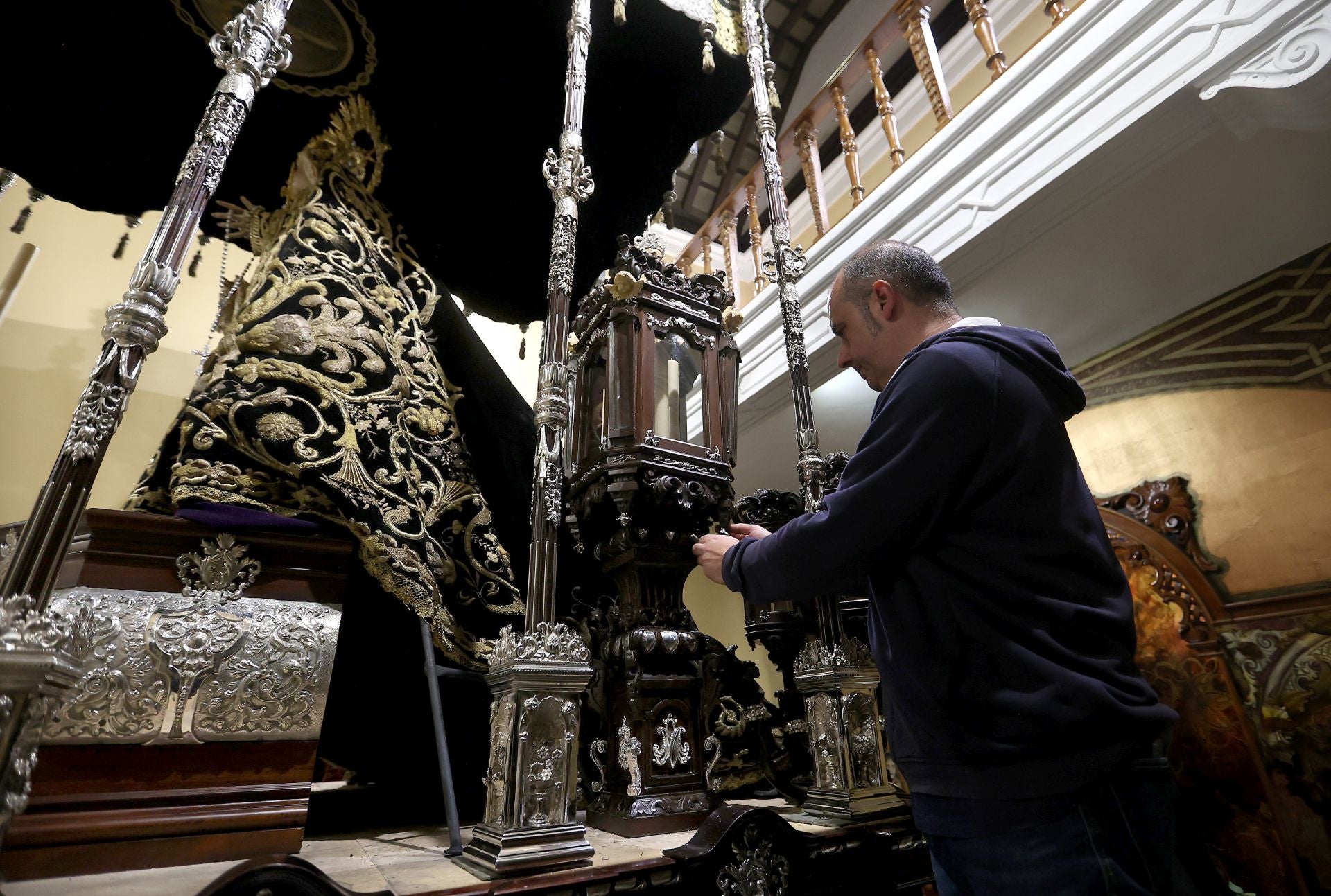 Los nuevos faroles de cola del palio de la Nazarena de Córdoba, en imágenes