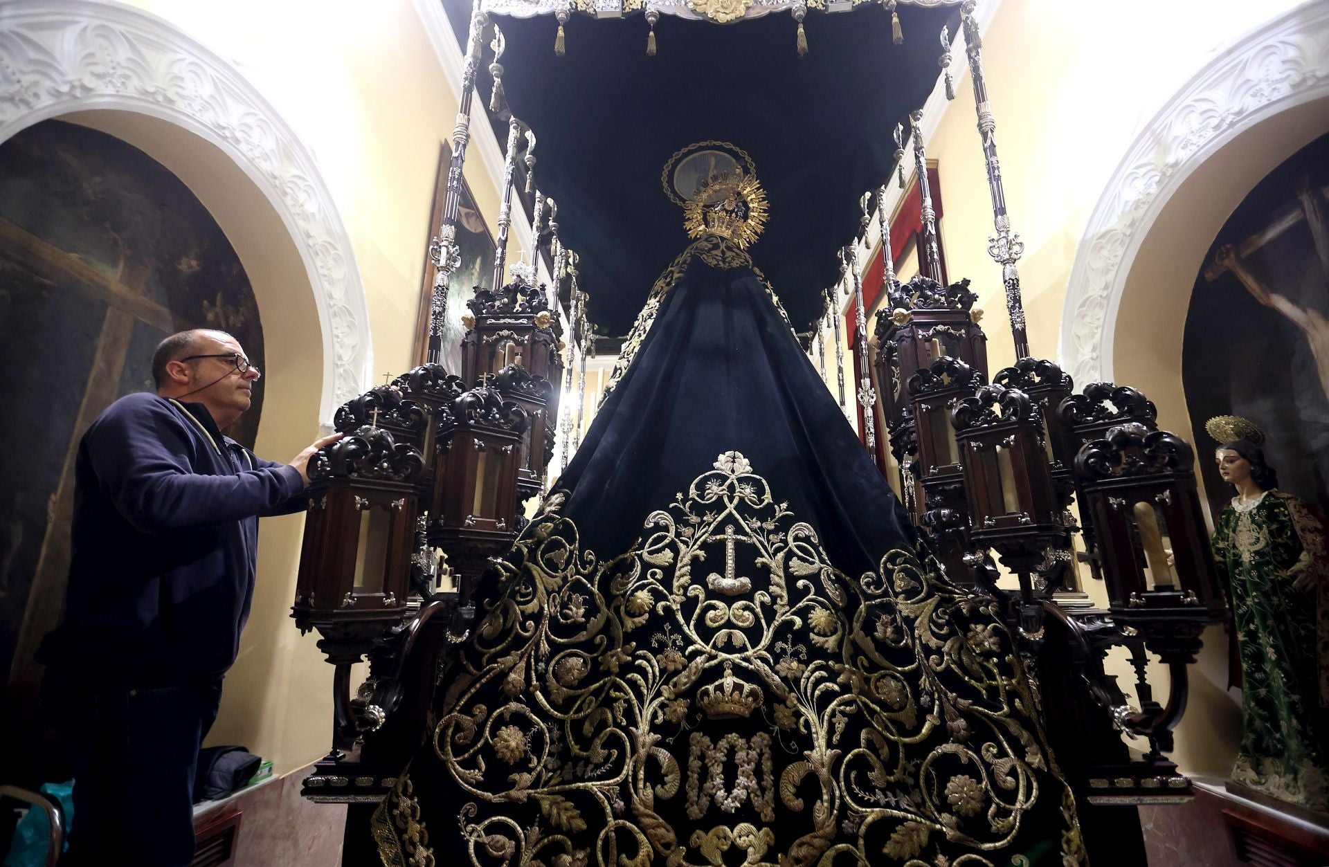 Los nuevos faroles de cola del palio de la Nazarena de Córdoba, en imágenes