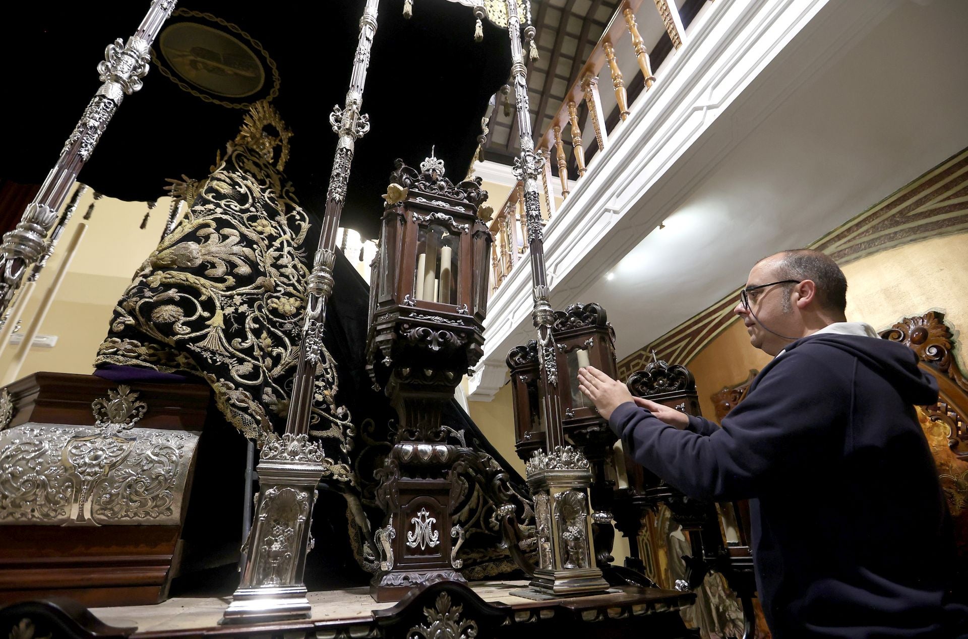 Los nuevos faroles de cola del palio de la Nazarena de Córdoba, en imágenes