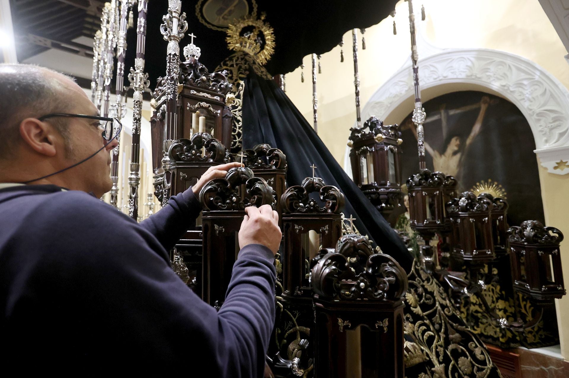 Los nuevos faroles de cola del palio de la Nazarena de Córdoba, en imágenes