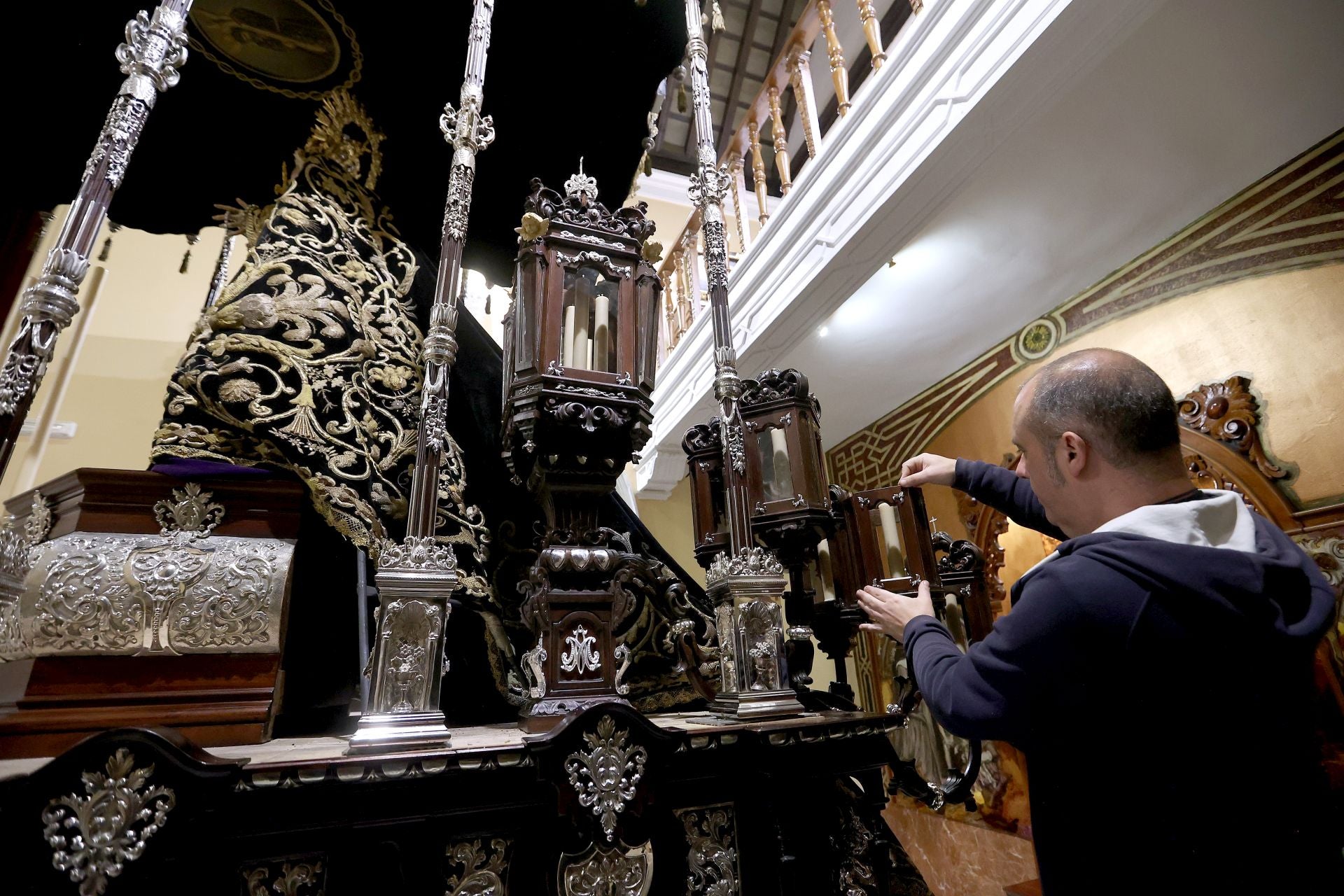 Los nuevos faroles de cola del palio de la Nazarena de Córdoba, en imágenes