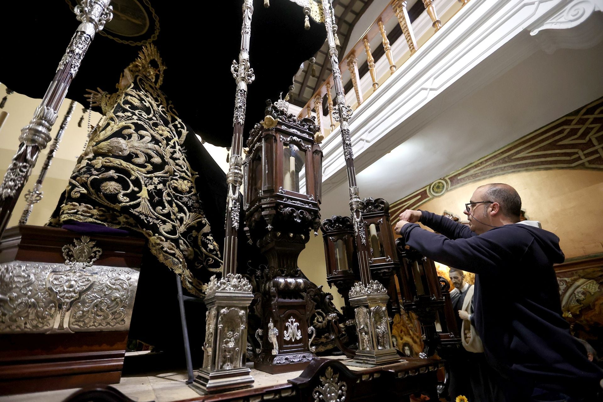 Los nuevos faroles de cola del palio de la Nazarena de Córdoba, en imágenes