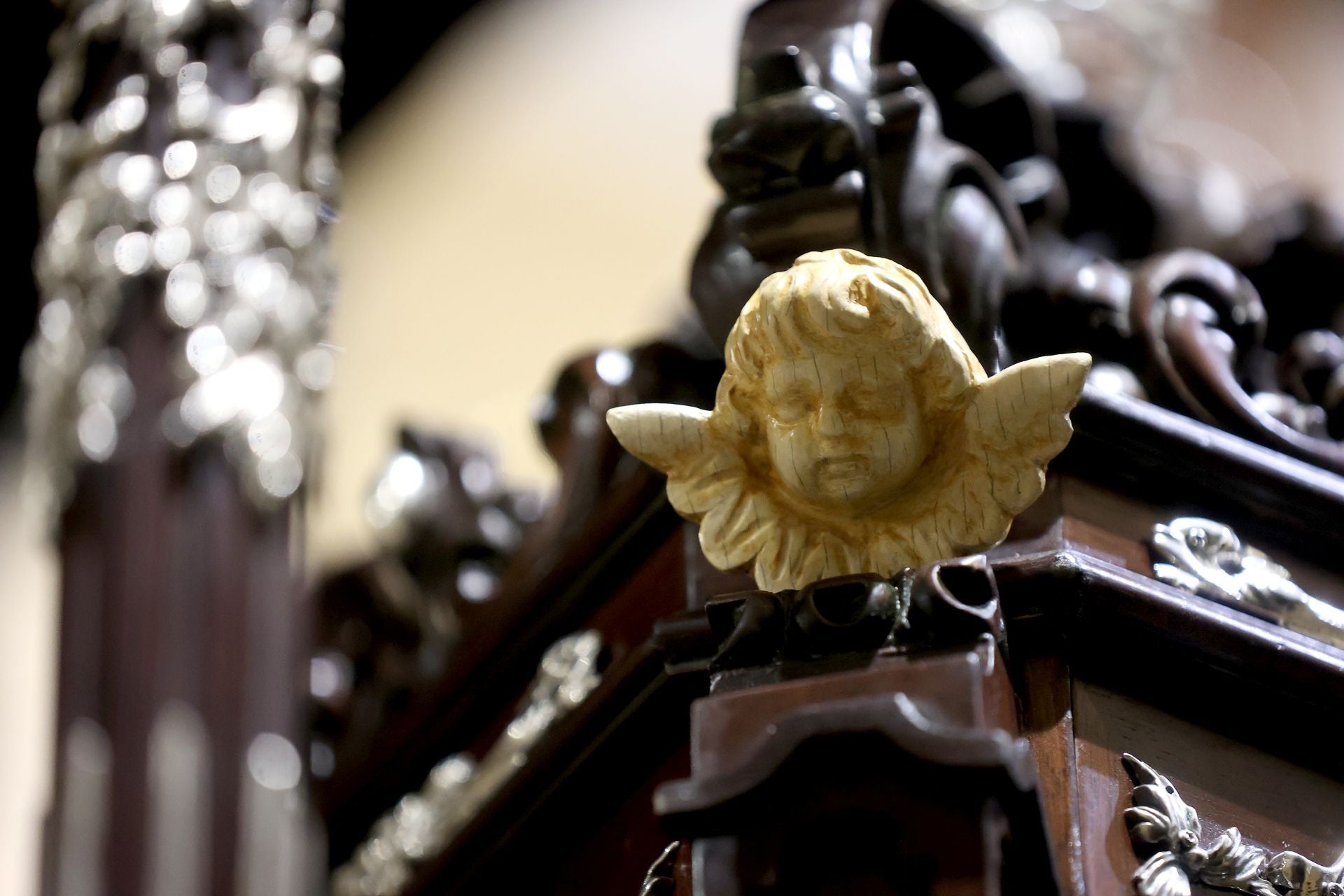 Los nuevos faroles de cola del palio de la Nazarena de Córdoba, en imágenes