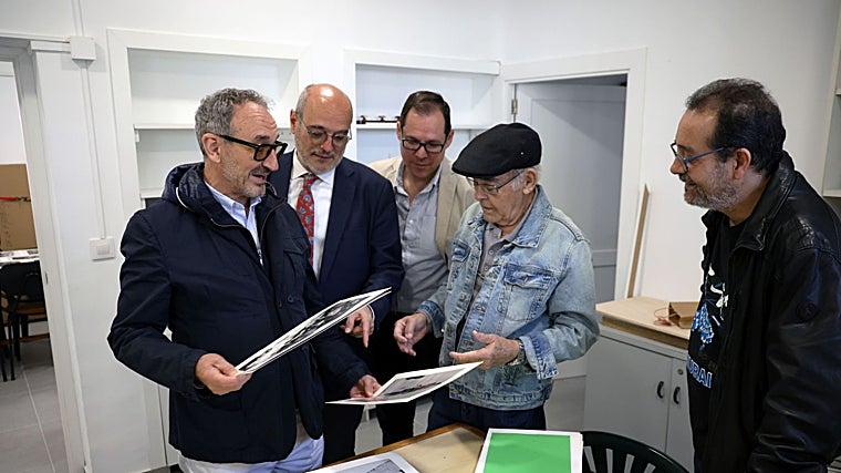 Florentino Delgado, Juan Marín y Daniel Morcillo conversan con el presidente de Azumel, José Rodríguez Barrasa