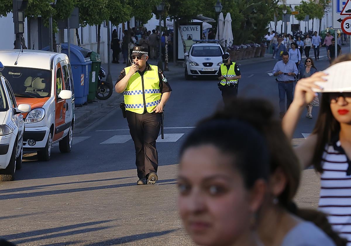 Policías locales ordenando el recorrido antes de la llegada de un paso en Semana Santa
