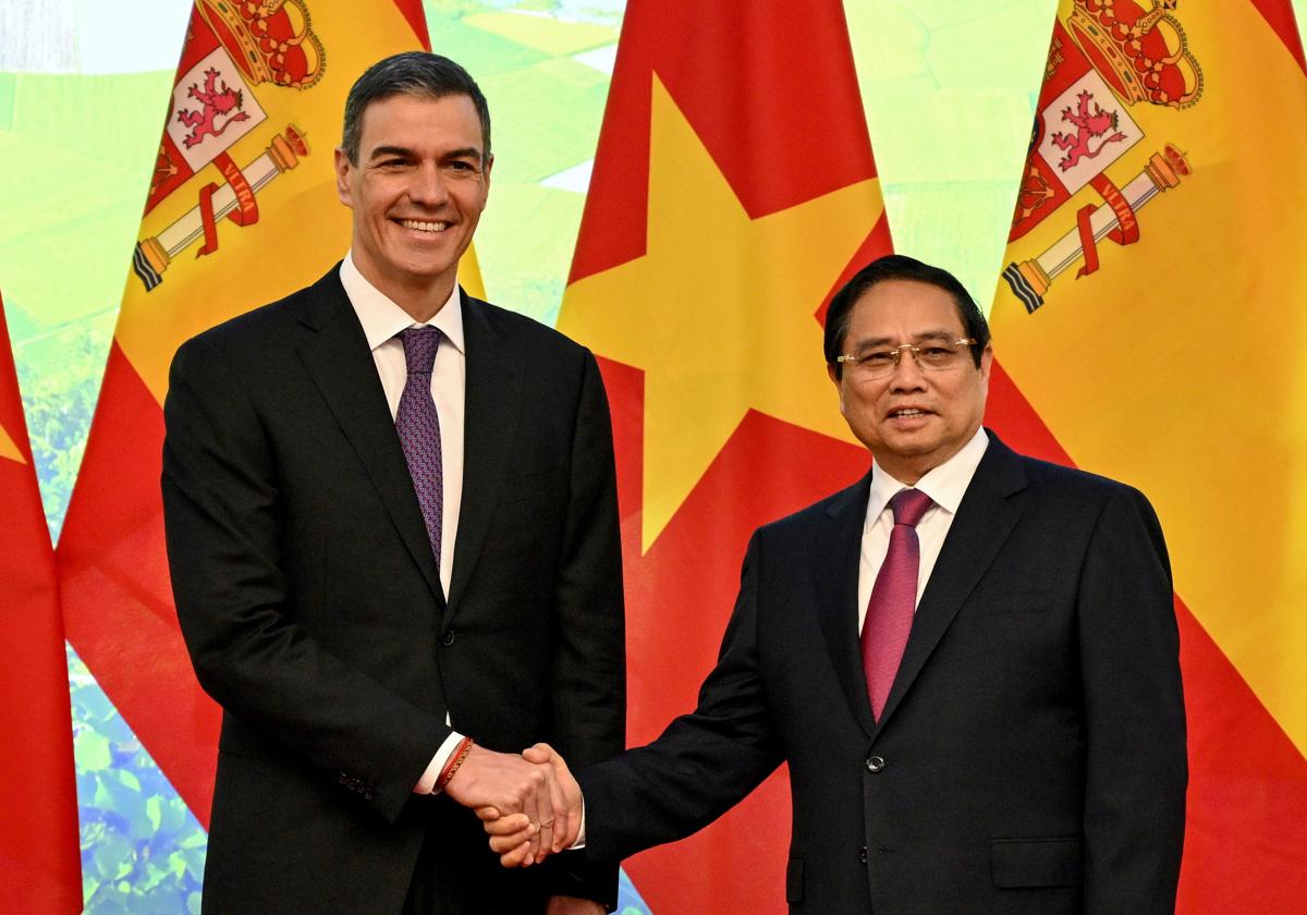 El presidente del Gobierno, Pedro Sánchez, junto al primer ministro de Vietnam, Pham Minh Chinh