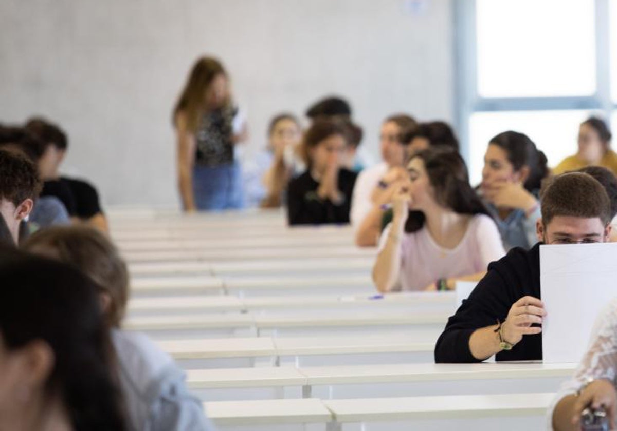 Jóvenes en exámenes de Selectividad
