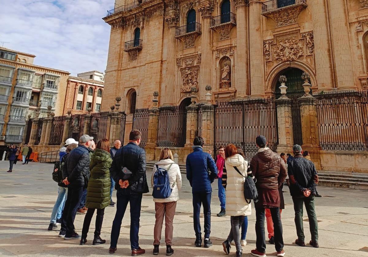 Turistas frente a la Catedral de Jaén