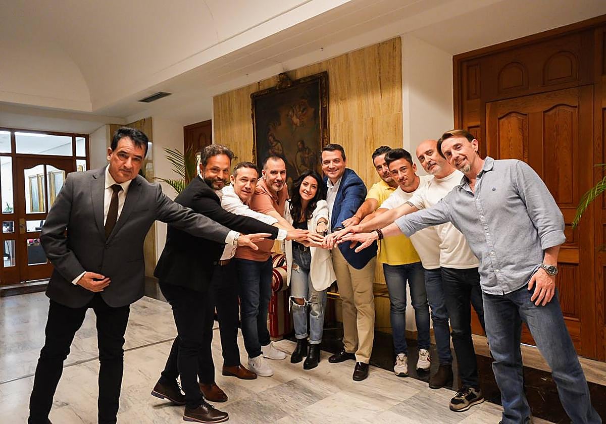 Foto de familia del alcalde, la edil de Recursos Humanos y los representantes sindicales de Policía tras el acuedo