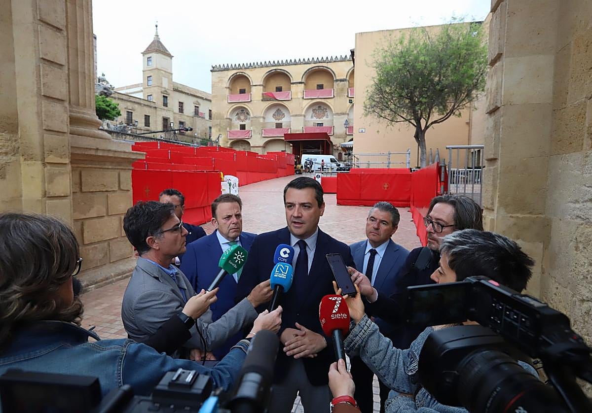 El alcalde de Córdoba, José María Bellido, atendiendo a los medios de comunicación