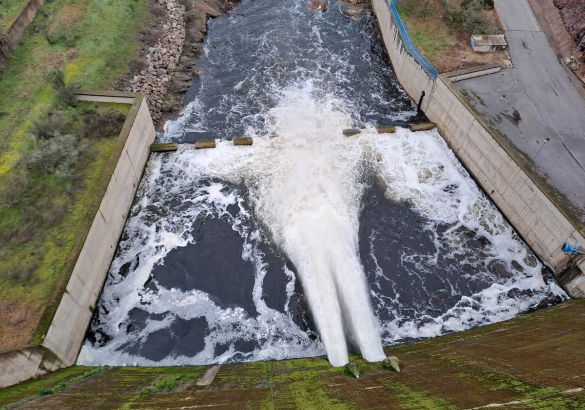Desembalse de agua reciente en la presa de La Colada