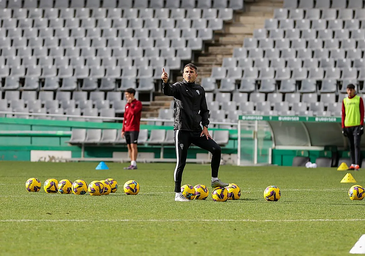 Iván Ania dirigiendo la última sesión de puertas abiertas celebrada en El Arcángel