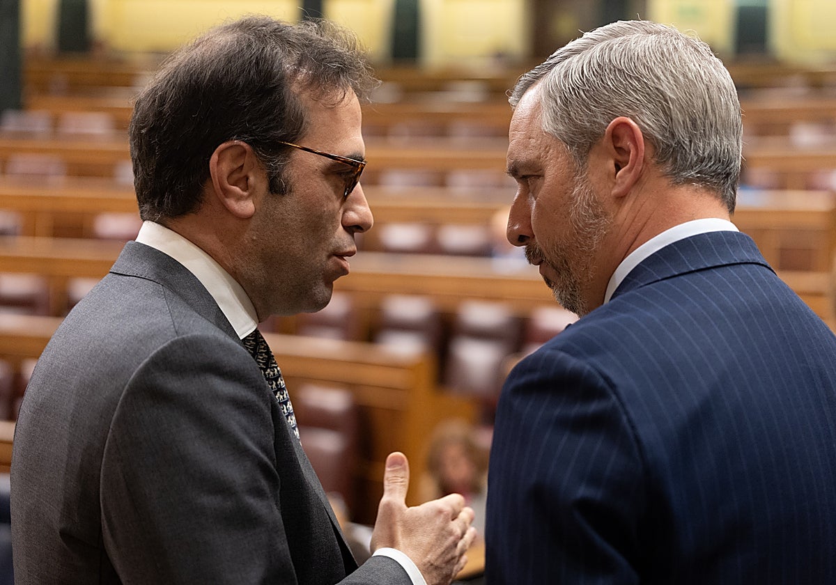 Carlos Cuerpo y Juan Bravo, dialogando tras el debate de este miércoles