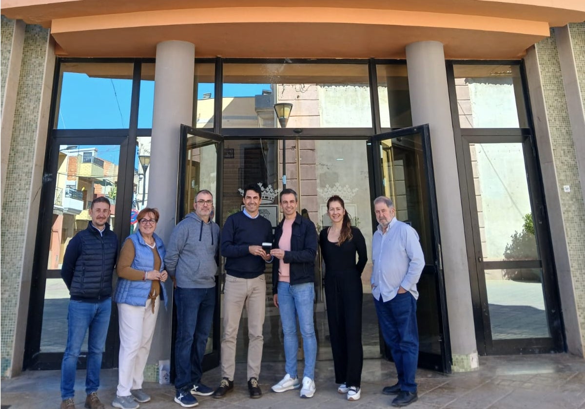 De izquierda a derecha, Jesus Fabuel, Empar Martinez, Robert Margaix, Francisco Porta Higinio Yuste (alcalde), Natacha López y Carles Fontestad