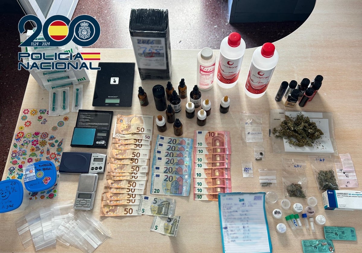 Imagen de las drogas y otros objetos intervenidos en una operación antidroga en el barrio valenciano de Patraix