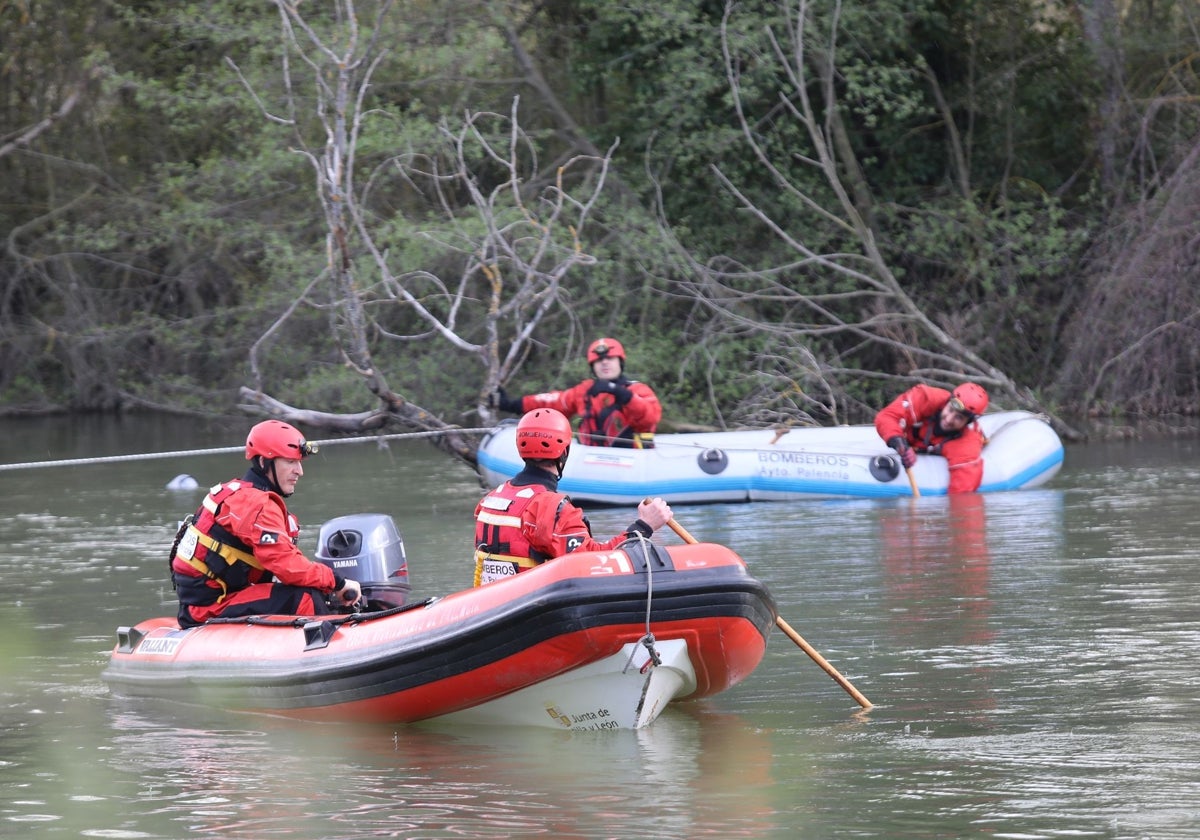 Labores de búsqueda del joven desparecido en las aguas del Carrión en Palencia