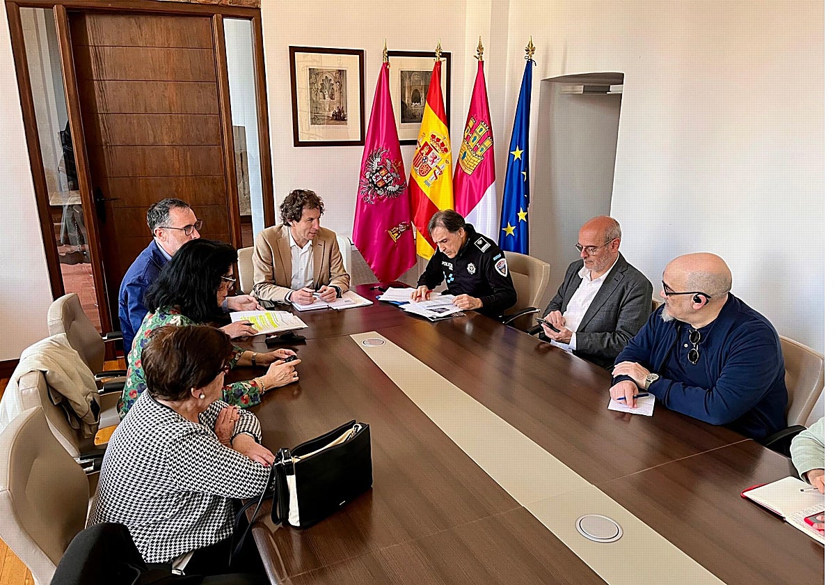 La reunión se ha celebrado este jueves en el Ayuntamiento de Toledo