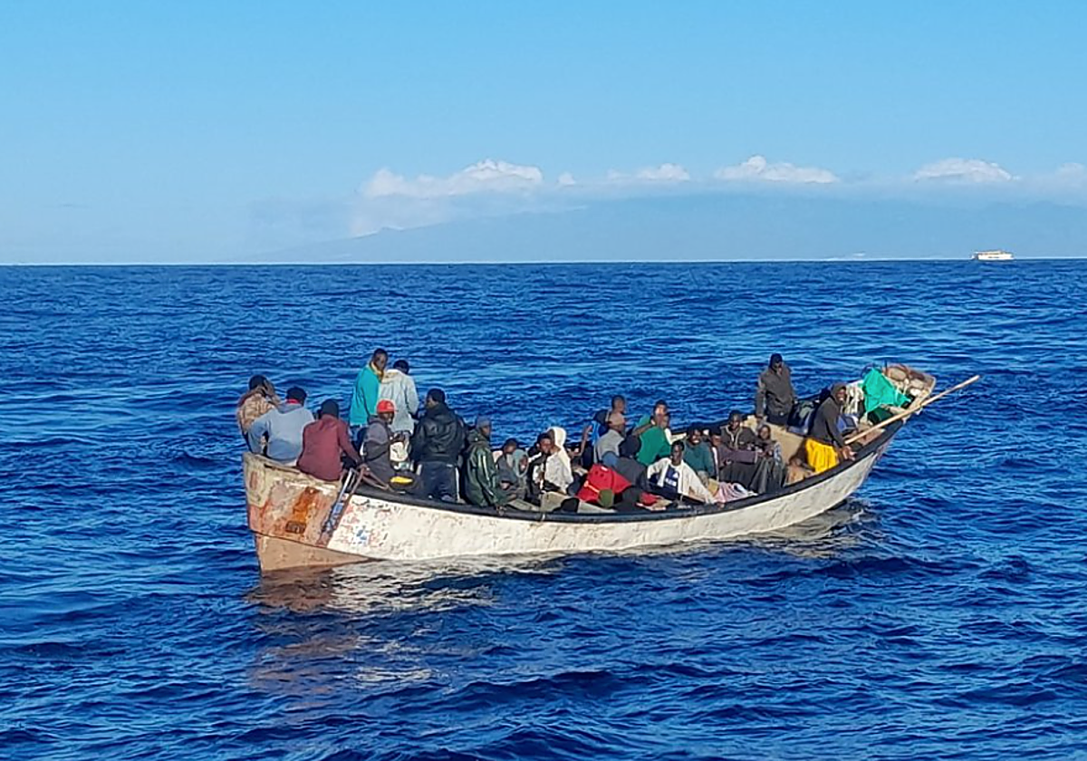 Cayuco localizado con 41 personas a bordo a 3 millas náuticas  al sur de Las Galletas (Tenerife)