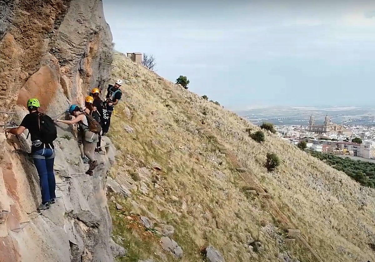 Vistas de la vía ferrata dela Fuente de la Peña con la catedral de Jaén al fondo