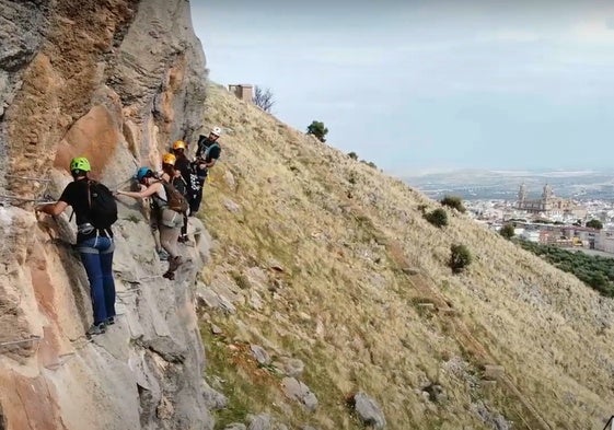 Vistas de la vía ferrata dela Fuente de la Peña con la catedral de Jaén al fondo