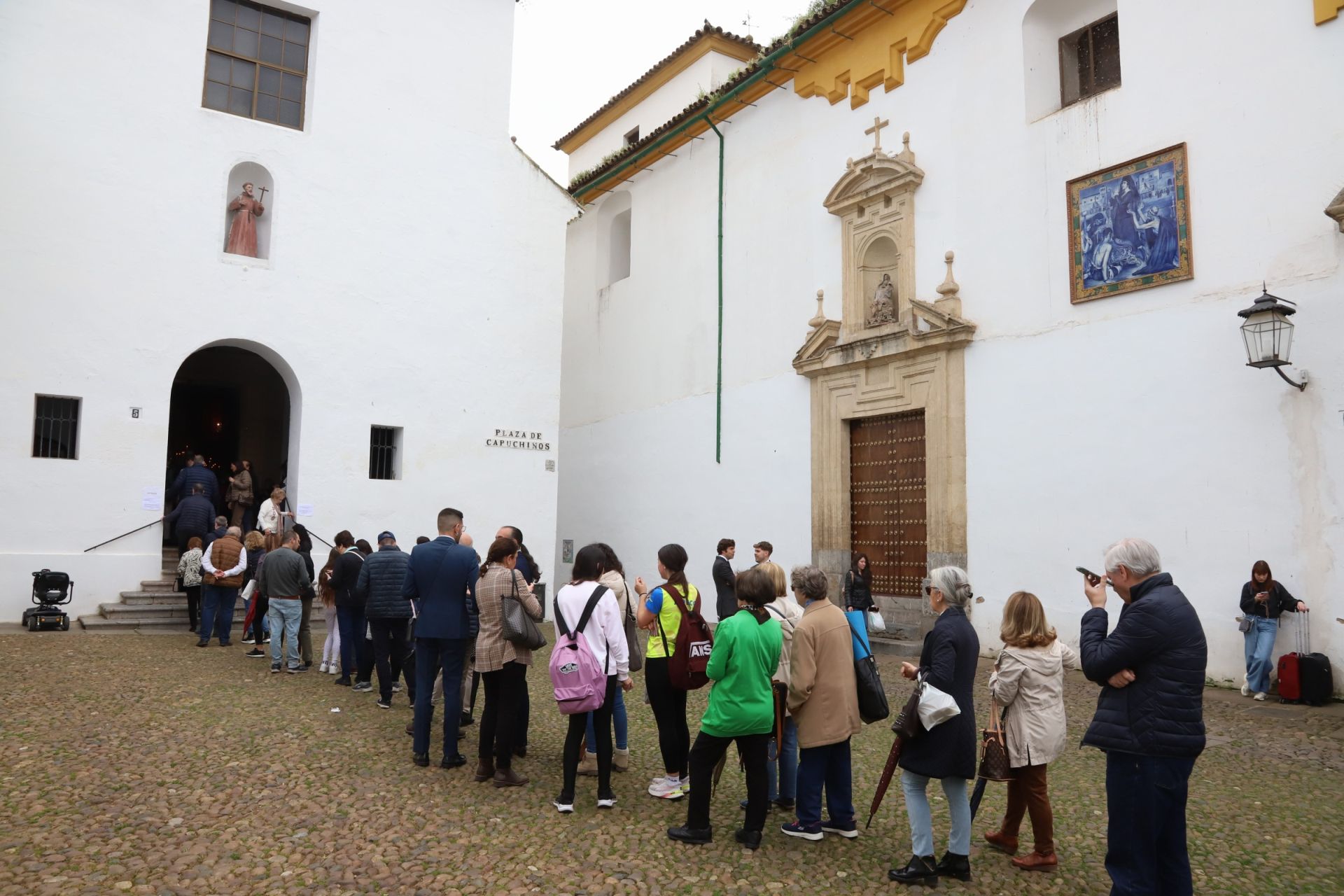 El devoto besamanos de la Virgen de la Paz en Córdoba, en imágenes