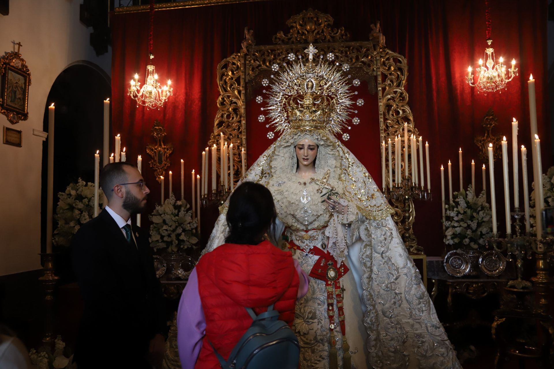 El devoto besamanos de la Virgen de la Paz en Córdoba, en imágenes
