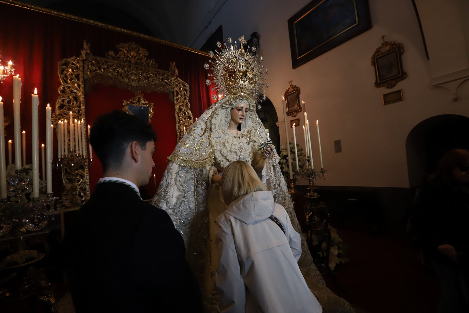 El devoto besamanos de la Virgen de la Paz en Córdoba, en imágenes