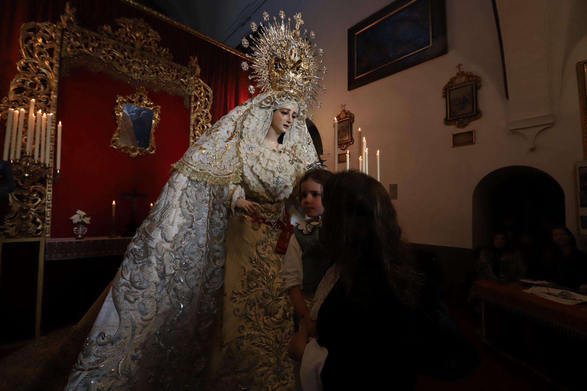 El devoto besamanos de la Virgen de la Paz en Córdoba, en imágenes