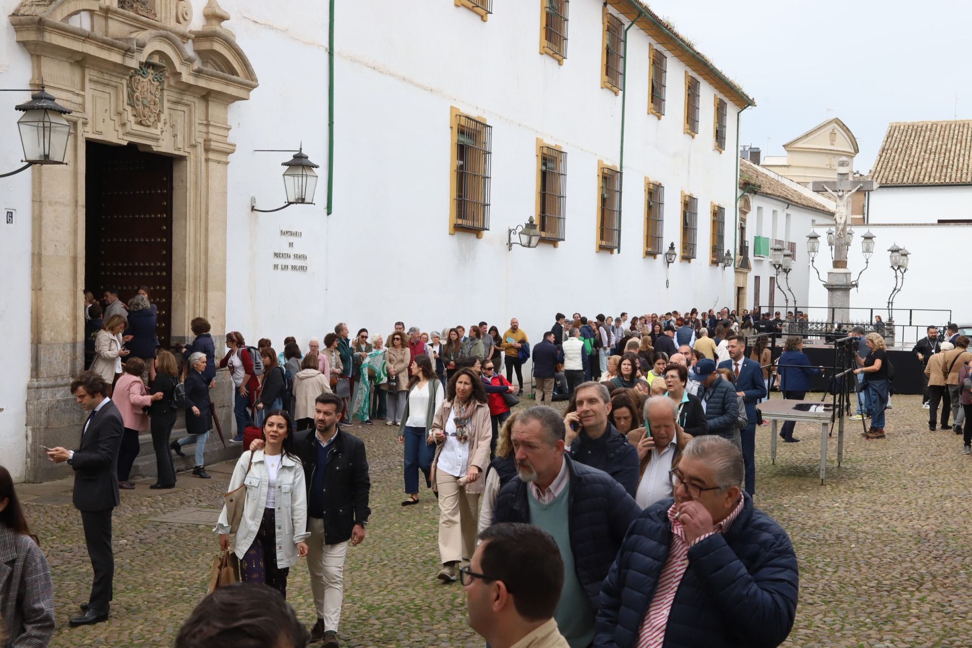 El devoto besamanos de la Virgen de la Paz en Córdoba, en imágenes