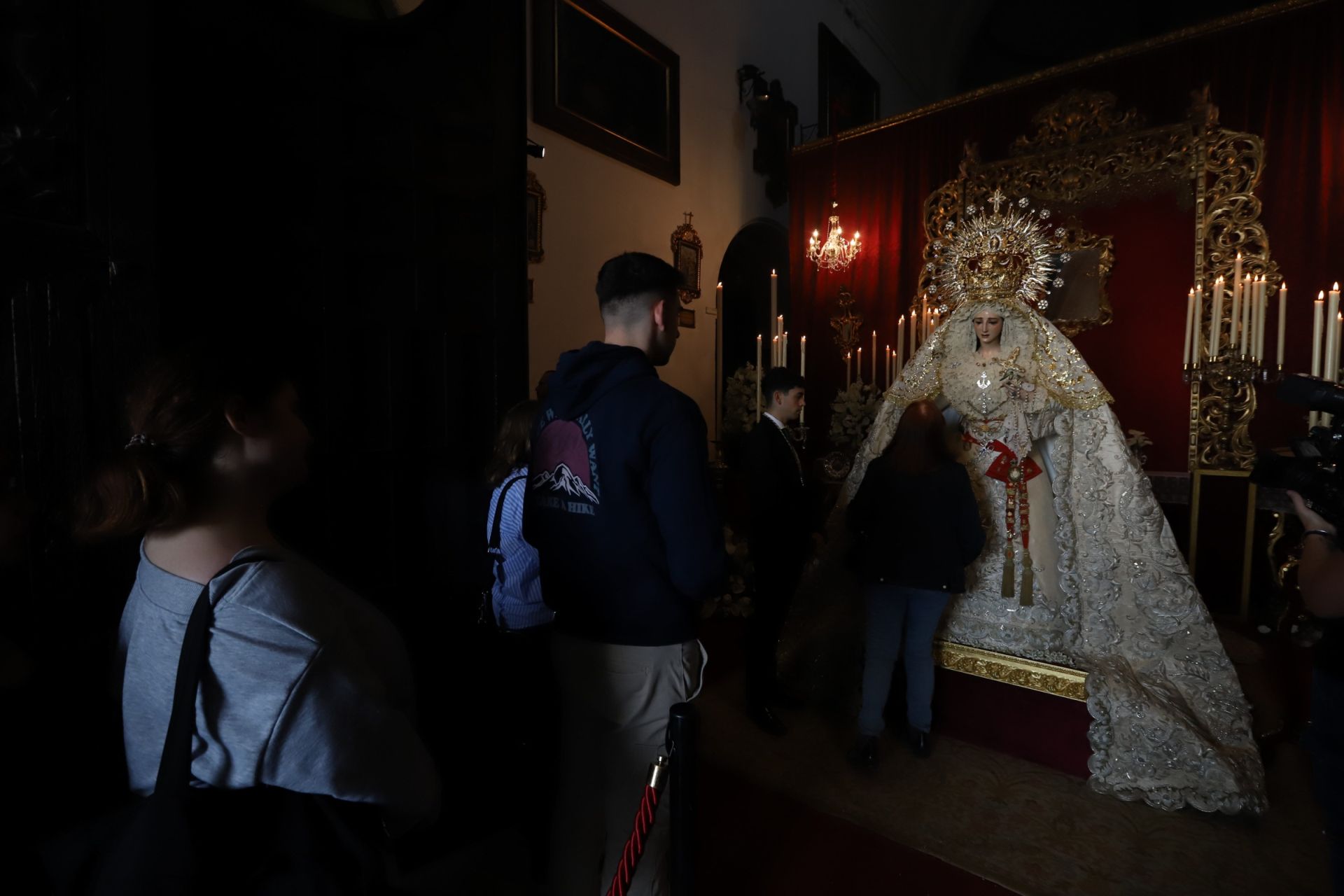 El devoto besamanos de la Virgen de la Paz en Córdoba, en imágenes