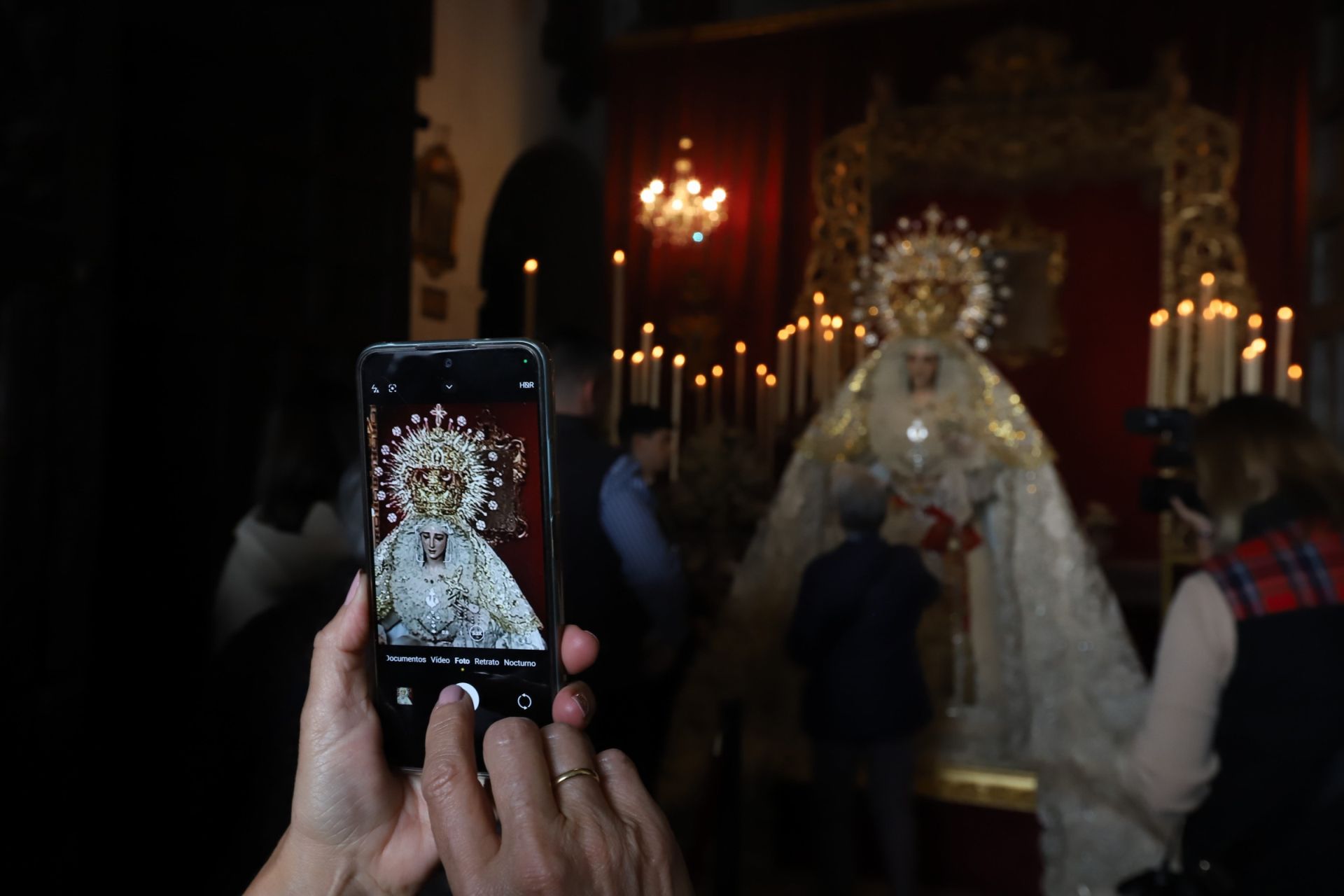El devoto besamanos de la Virgen de la Paz en Córdoba, en imágenes