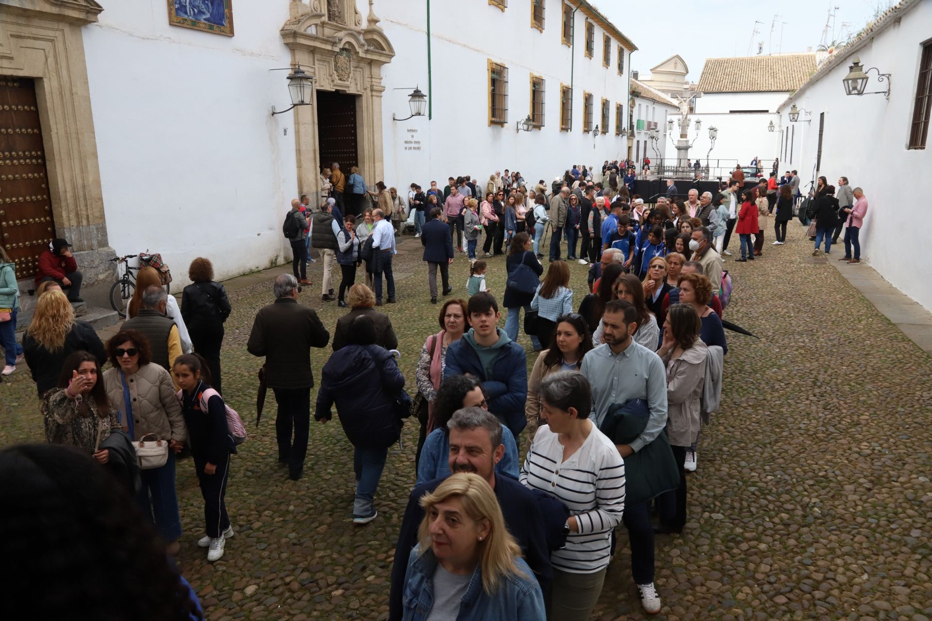 El devoto besamanos de la Virgen de la Paz en Córdoba, en imágenes