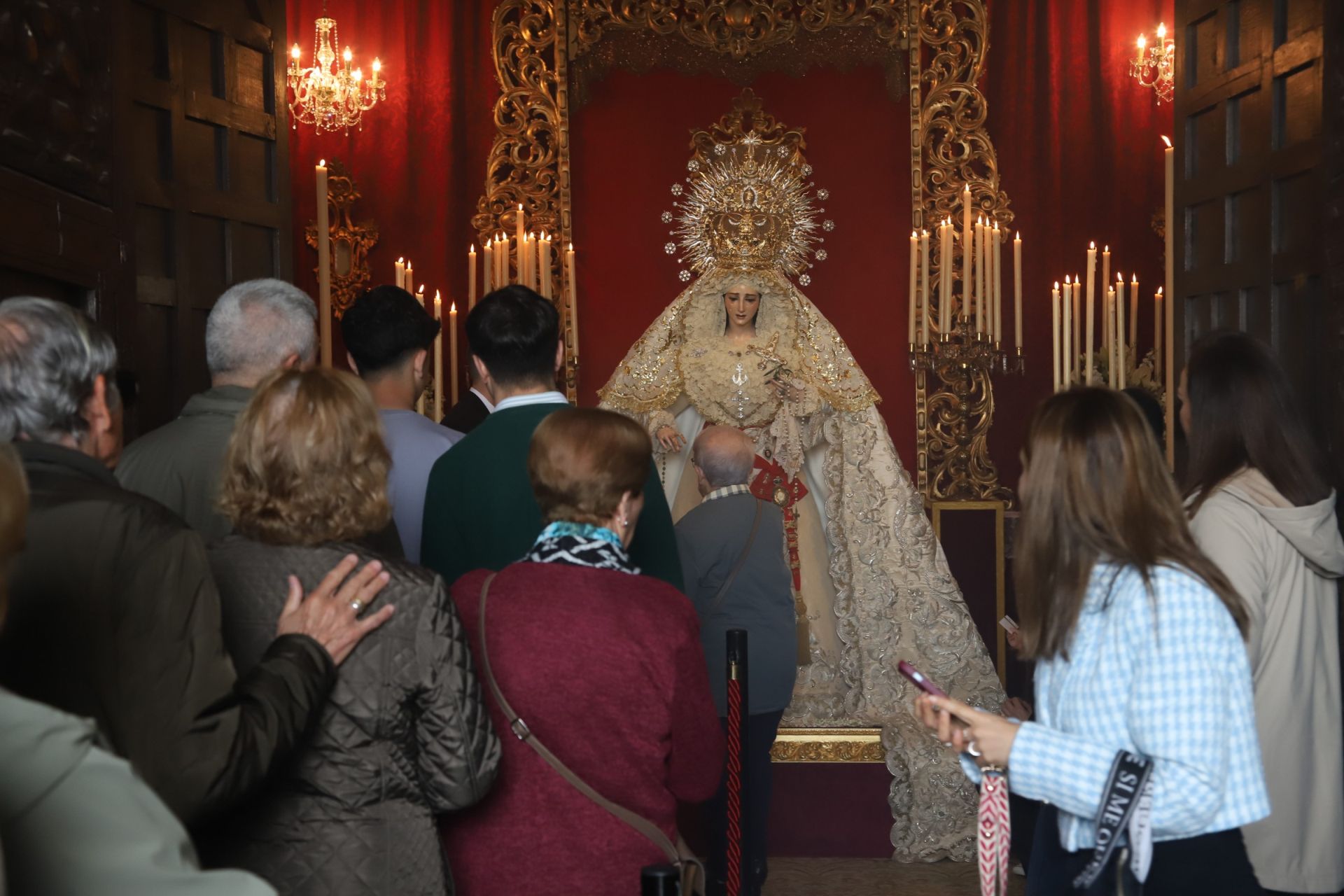 El devoto besamanos de la Virgen de la Paz en Córdoba, en imágenes