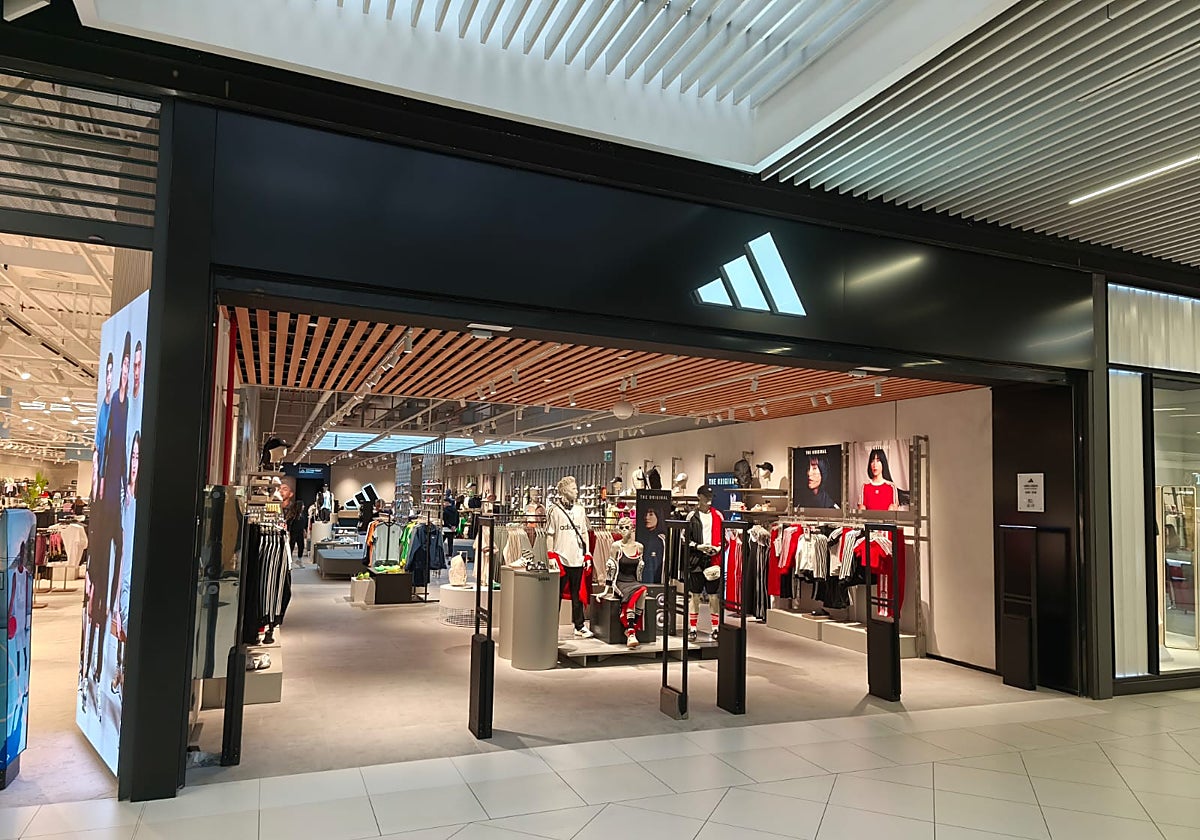 Fachada de Adidas, una de las dos nuevas tiendas inauguradas en el centro comercial La Sierra